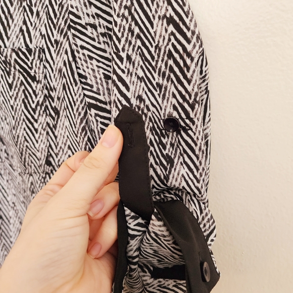 ✨2 for $5✨ Olive & Oak Black and White Patterned Blouse Size XS - Picture 3 of 8
